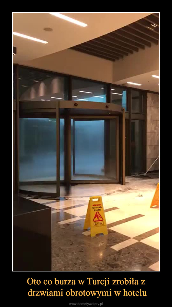 Oto co burza w Turcji zrobiła z drzwiami obrotowymi w hotelu –  