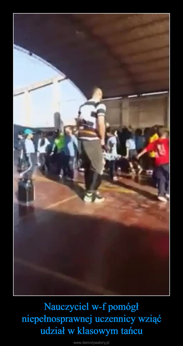 Nauczyciel w-f pomógł niepełnosprawnej uczennicy wziąć udział w klasowym tańcu –  