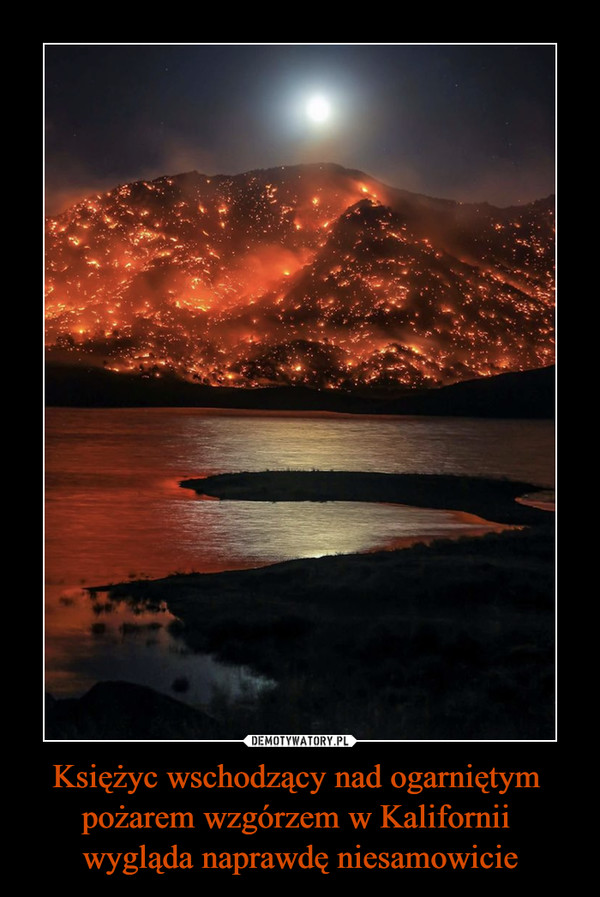 Księżyc wschodzący nad ogarniętym pożarem wzgórzem w Kalifornii wygląda naprawdę niesamowicie –  