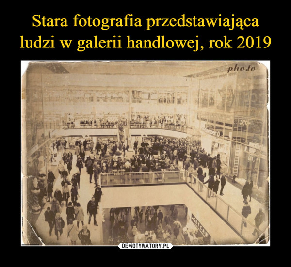 Stara fotografia przedstawiająca ludzi w galerii handlowej, rok 2019
