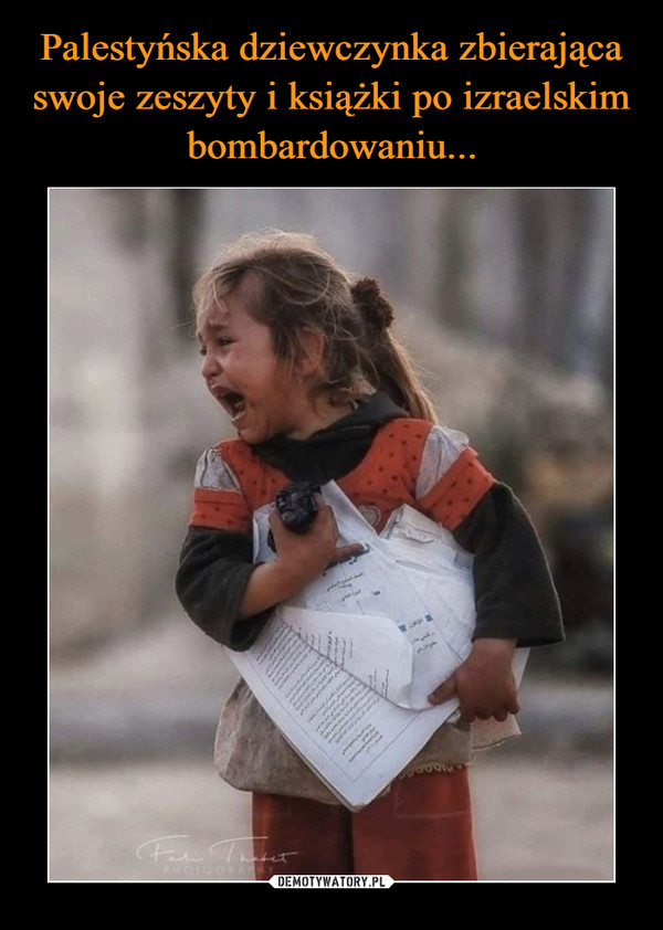 Palestyńska dziewczynka zbierająca swoje zeszyty i książki po izraelskim bombardowaniu...