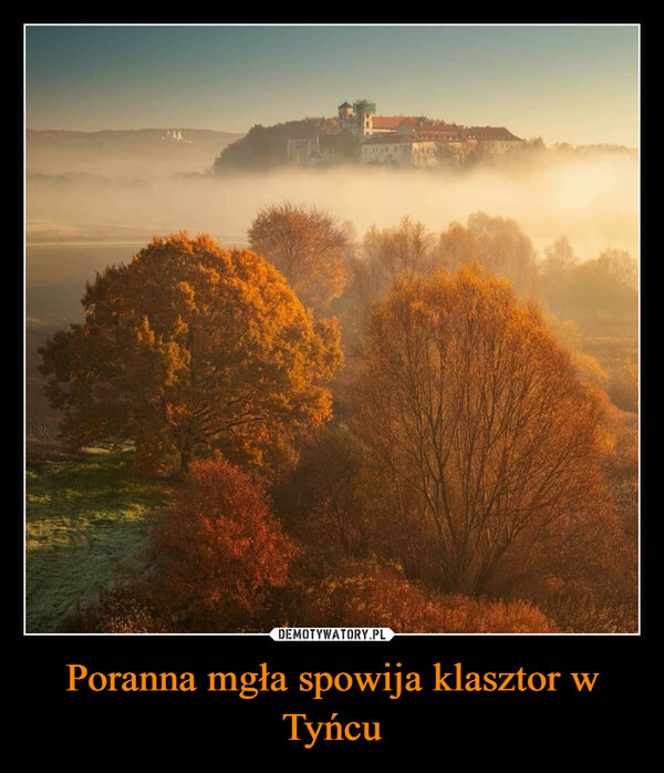 Poranna mgła spowija klasztor w Tyńcu