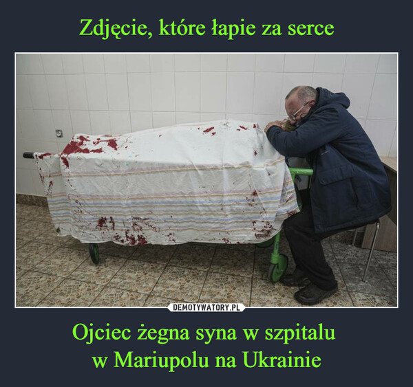 Ojciec żegna syna w szpitalu w Mariupolu na Ukrainie –  