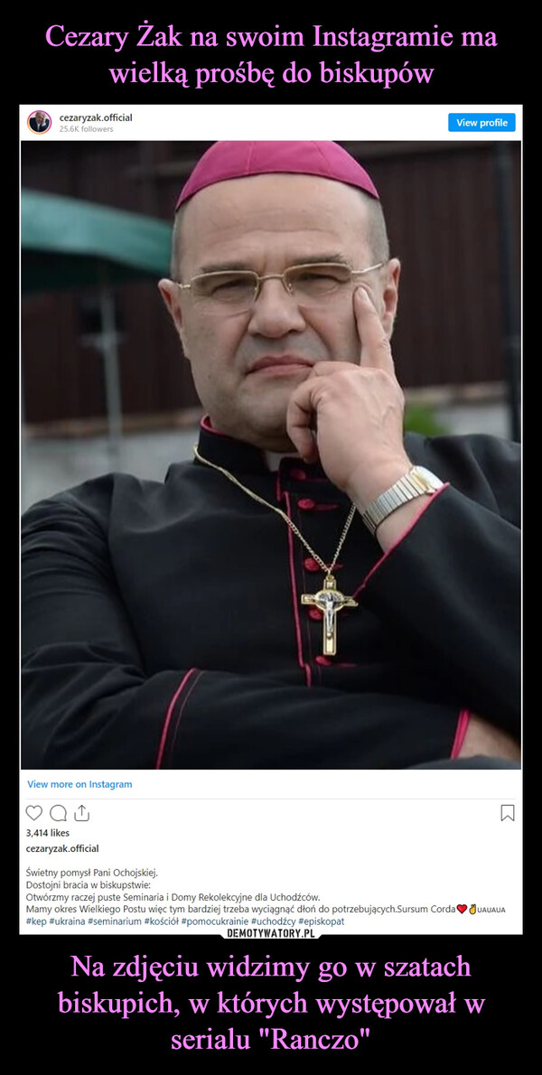 Cezary Żak na swoim Instagramie ma wielką prośbę do biskupów Na zdjęciu widzimy go w szatach biskupich, w których występował w serialu "Ranczo"