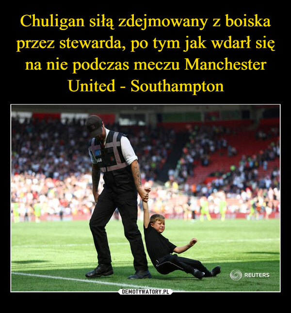Chuligan siłą zdejmowany z boiska przez stewarda, po tym jak wdarł się na nie podczas meczu Manchester United - Southampton