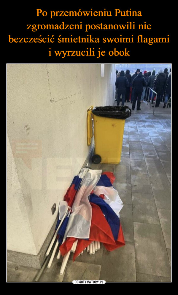 Po przemówieniu Putina zgromadzeni postanowili nie bezcześcić śmietnika swoimi flagami i wyrzucili je obok