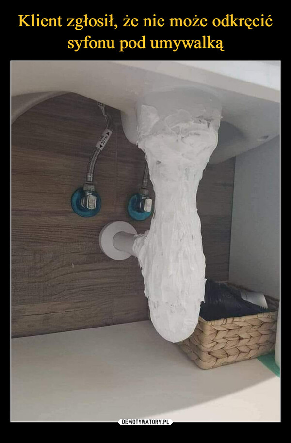 Klient zgłosił, że nie może odkręcić syfonu pod umywalką